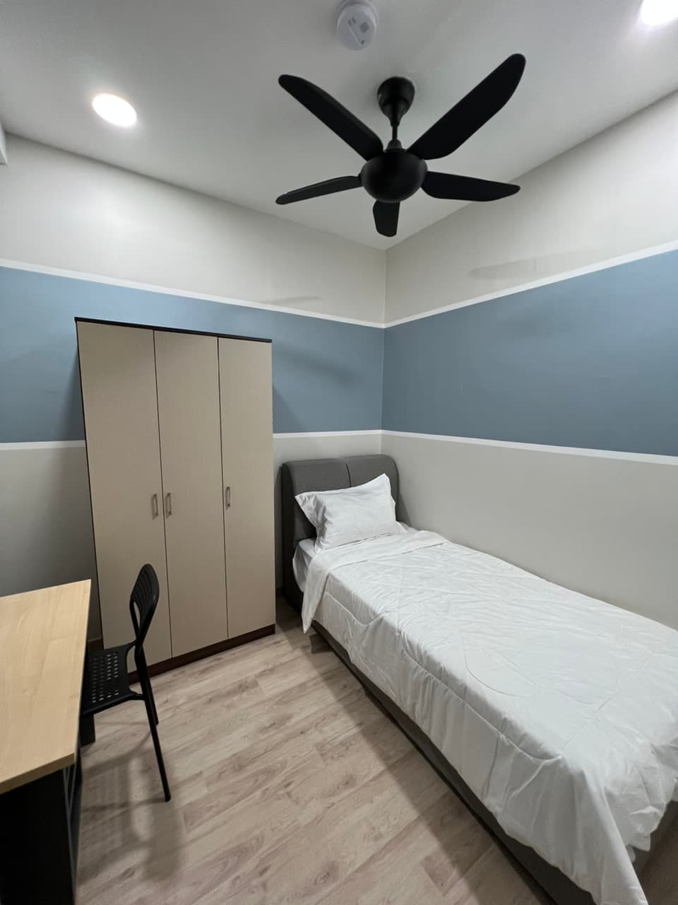 Emporis Residences - Small Room 4